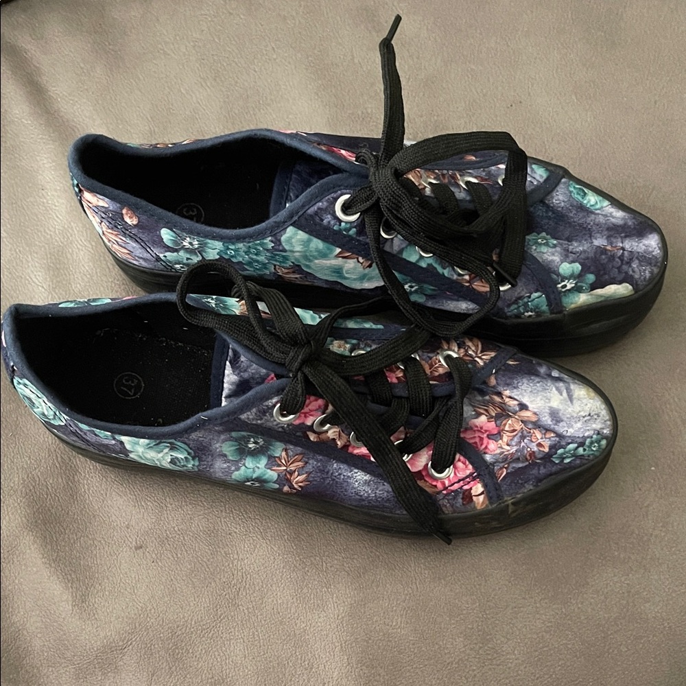 Sz 37 Floral Satin platform Sneakers